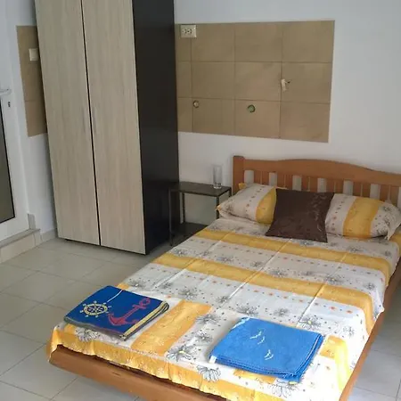 ゲストハウス Dracena 3*