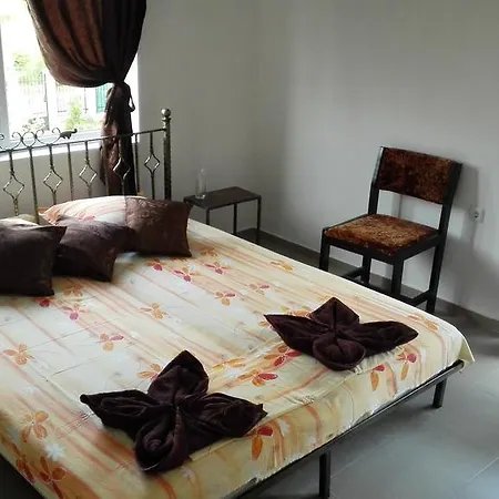 ゲストハウス Dracena 3*